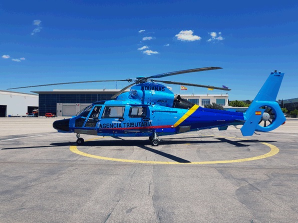 Imatge de l'helicòpter de Duanes dit “EC-NRJ”. posat en terra en heliport.